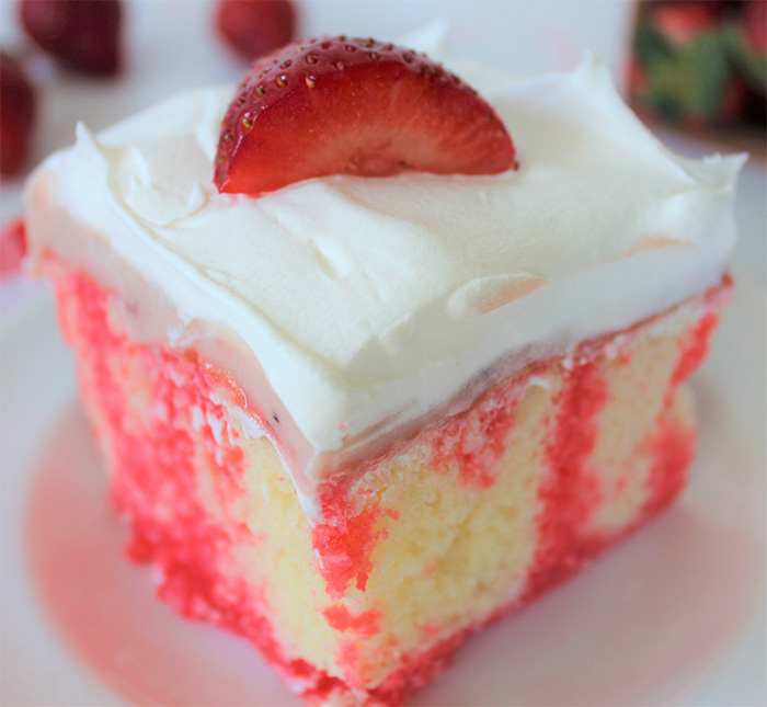 💛 Strawberry Cheesecake Poke Cake 🍄 - 🌺 Lynn Blog - Journey In My Kitchen